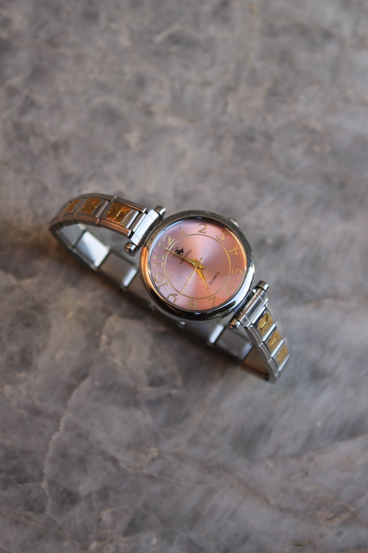 SHINELUC Çelik Gold Yuvarlak Butterfly Nomi Charm Pembe Kadranlı Kadın Saat