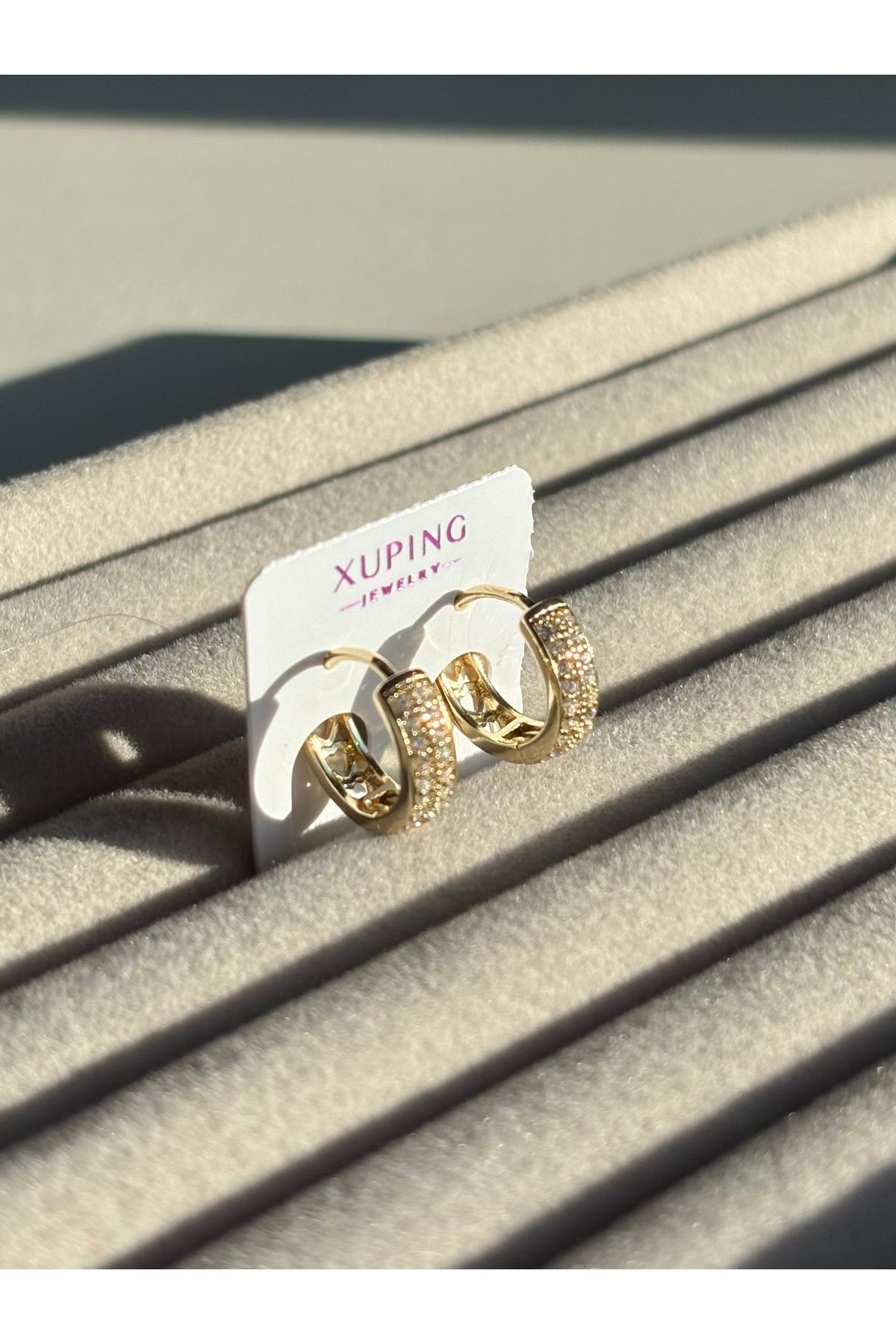 ETERNAL SUNSHINE Xuping Çelik Amore Gold Taşlı Altın Renk Kadın Halka Küpe Işıltılı Modern Tasarım Eternal Sunhine