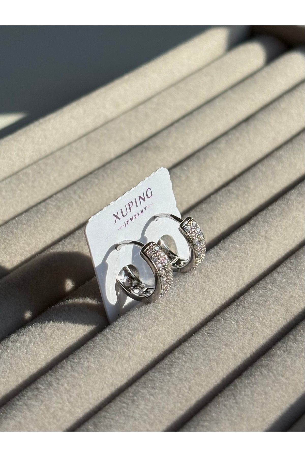ETERNAL SUNSHINE Xuping Çelik Amore Silver Kadın Küpe & Gümüş Renk Taşlı Işıltılı Halka Model Eternal Sunshine