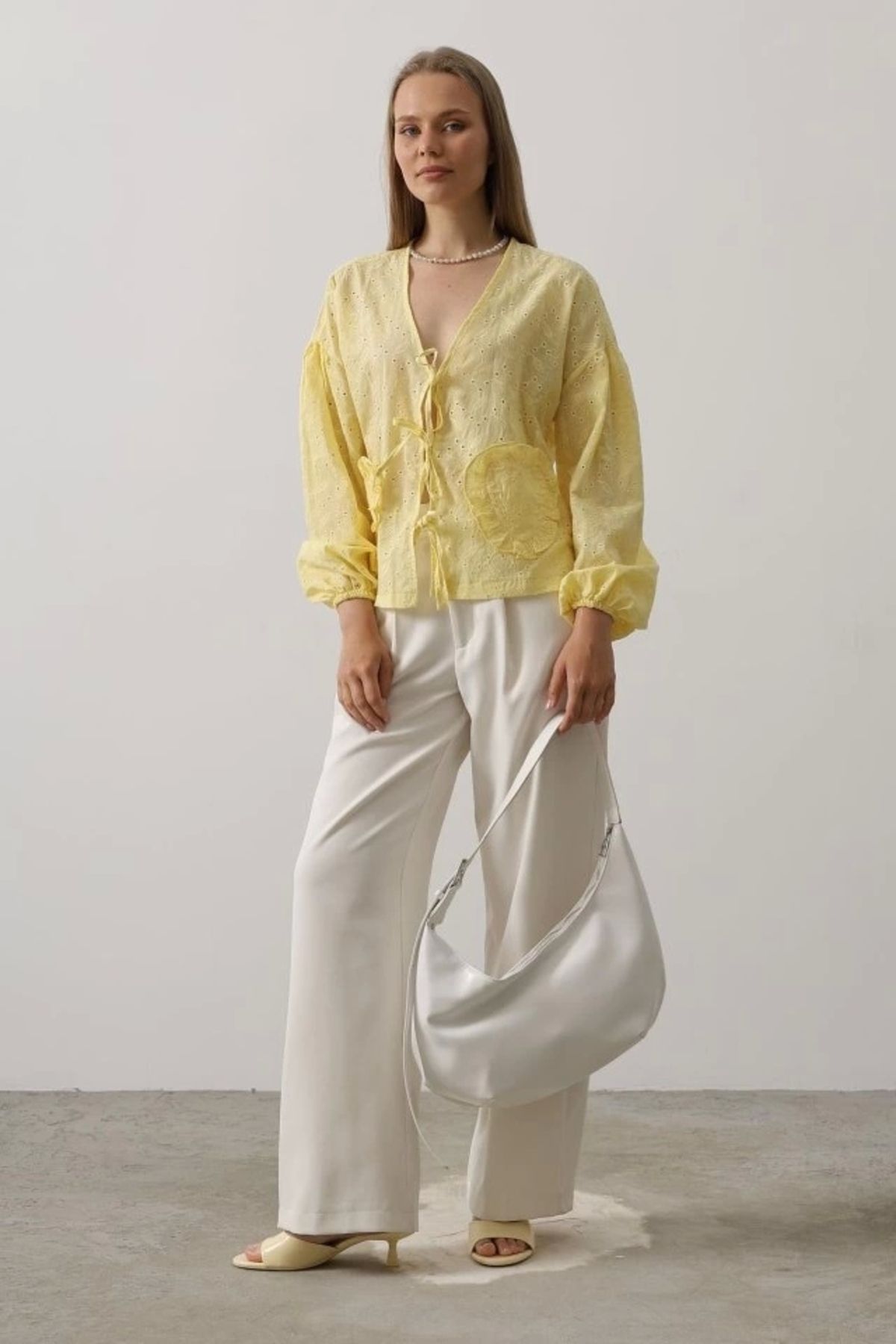Butik Kalp Detaylı Bağlamalı Brode Bluz - Sarı