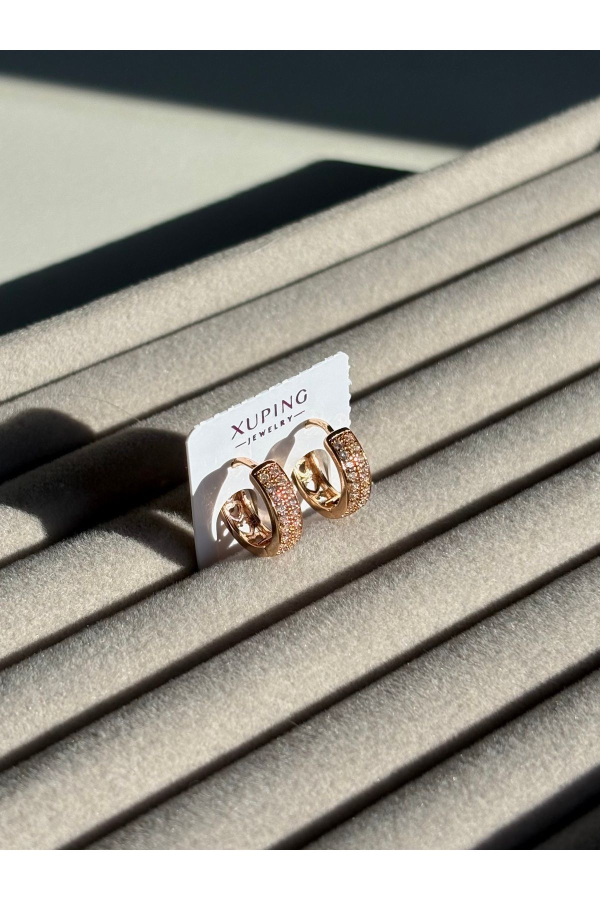 ETERNAL SUNSHINE Xuping Çelik Amore Rose Gold Taşlı Altın Renk Kadın Halka Küpe Işıltılı Modern Eternal Sunhine