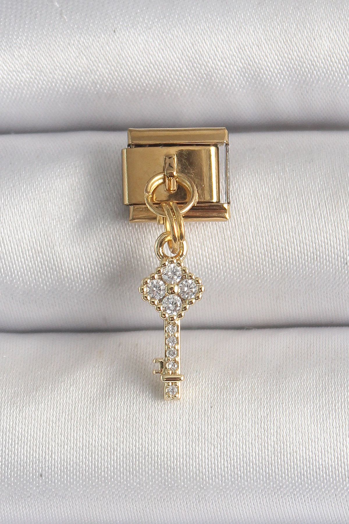 Skygo 316L Çelik Gold Renk Sallantı Zirkon Taşlı Anahtar Model Nomination Charm - TJ-BC1338