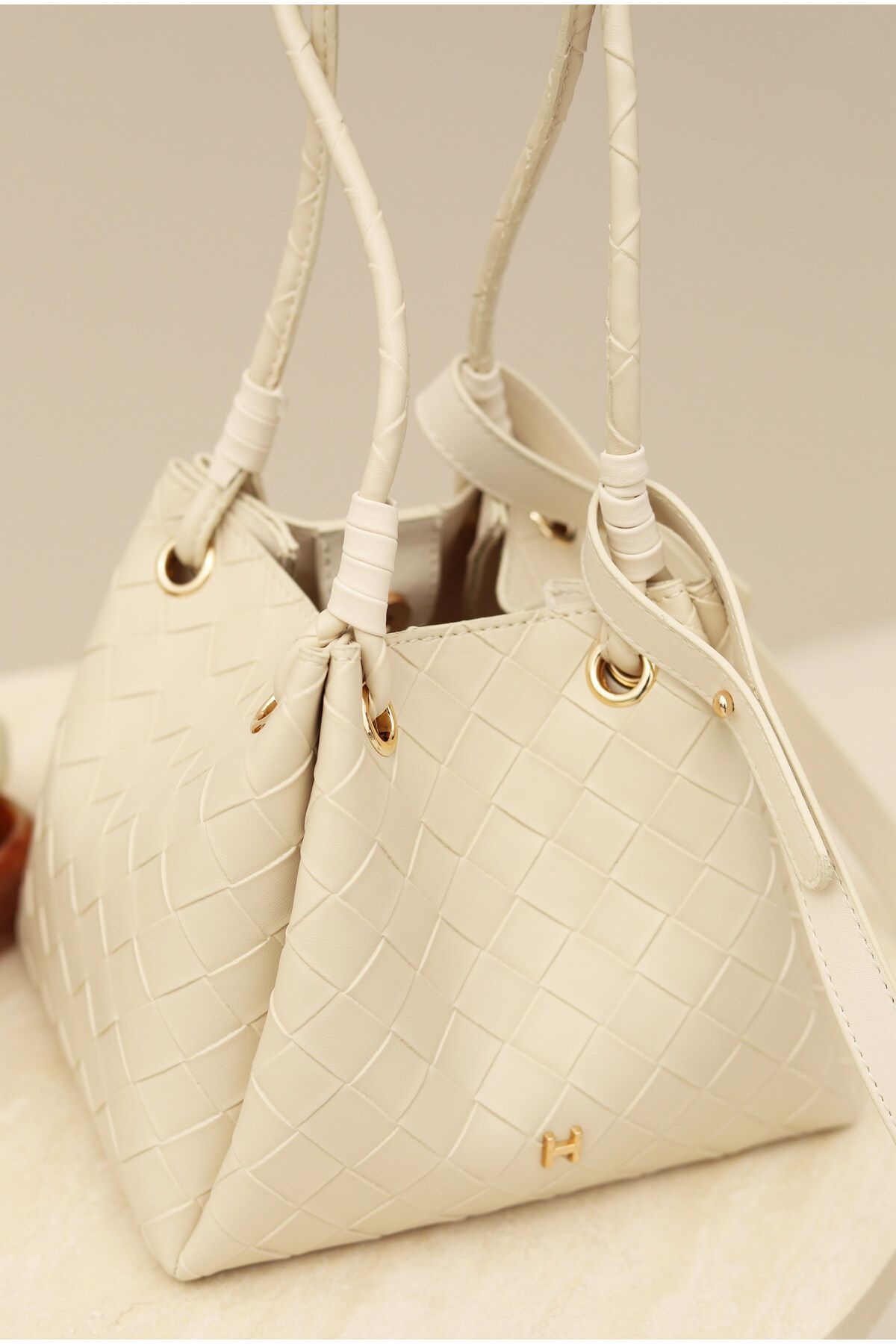 HEQA-Knitted Bucket Bag Beige 3