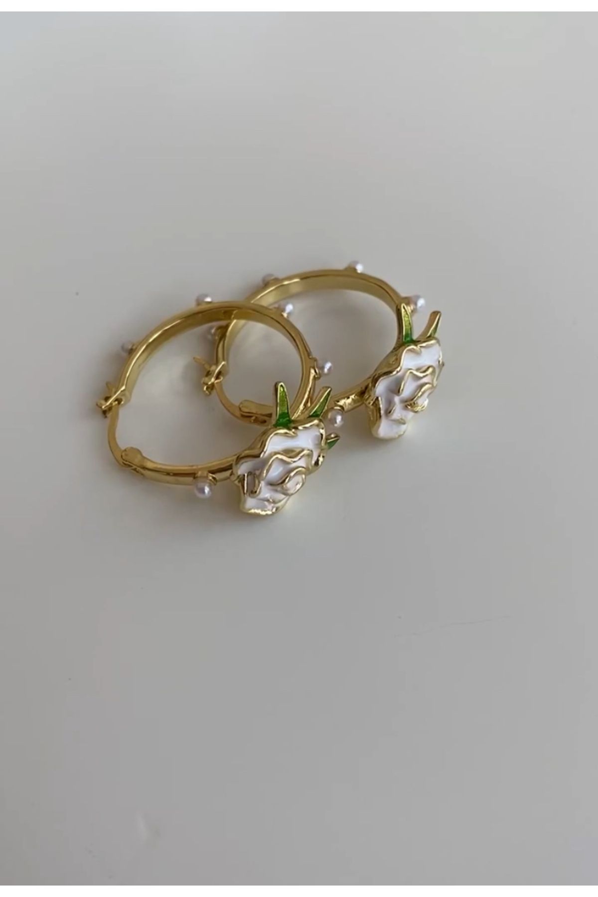 VİOLET ACCESSORİES MİNELİ ÇİÇEK FİGÜR HALKA KÜPE/ÇELİK