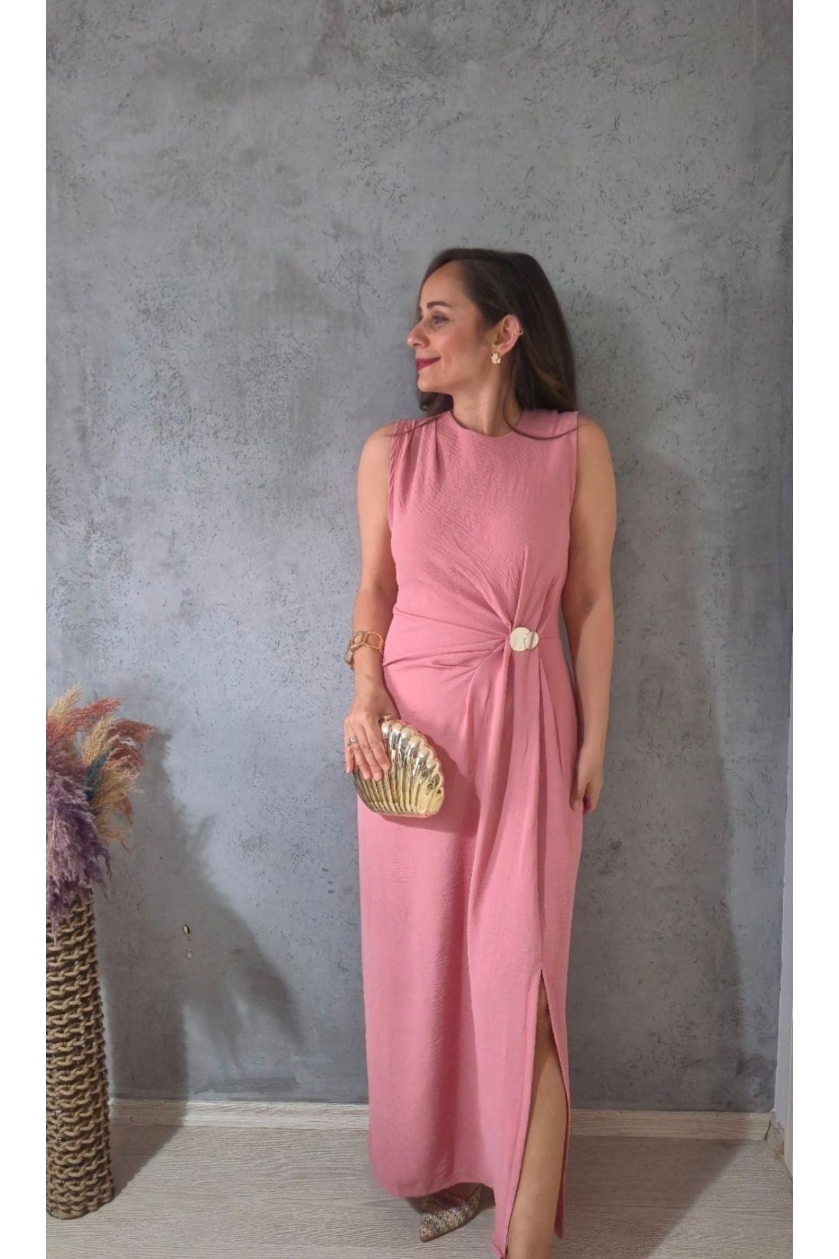 Butik Aksesuarlı Yırtmaçlı Elbise