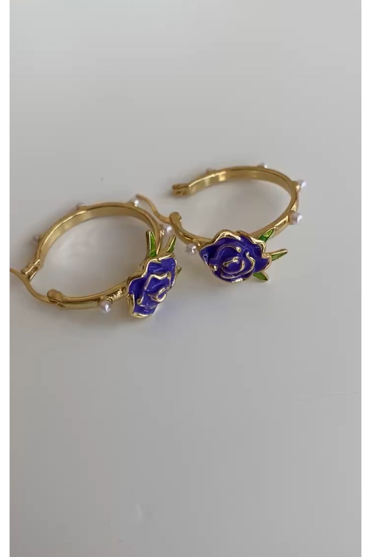 VİOLET ACCESSORİES MİNELİ ÇİÇEK FİGÜR HALKA KÜPE/ÇELİK