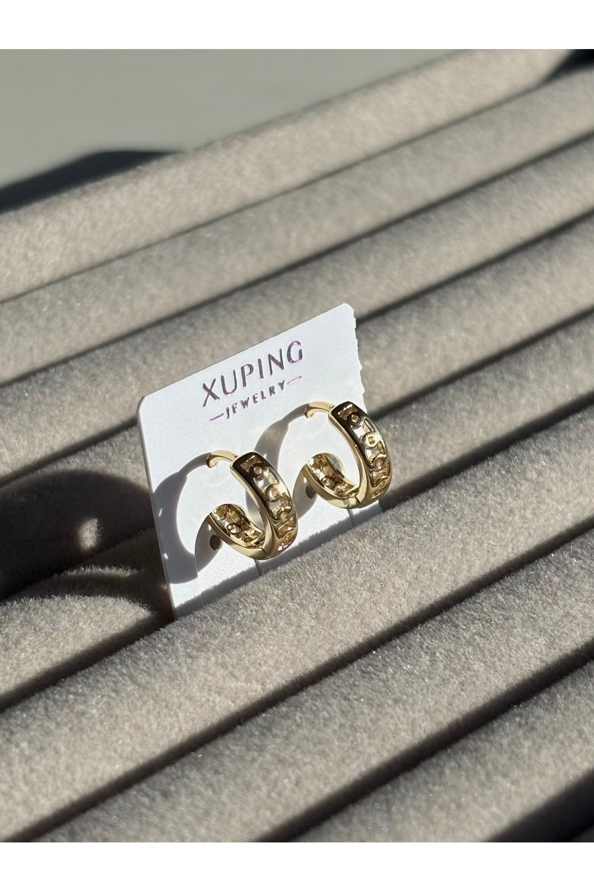 ETERNAL SUNSHINE Xuping Çelik Küpe Kadın Gold Altın Renk Kabartma Desenli Halka Küpe Riva Model Şık & Modern Tasarım