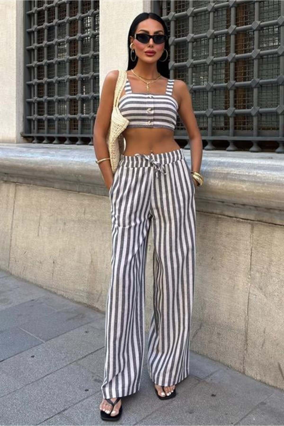 RICHMOST Çizgili Detaylı Askılı ve Düğmeli Kare Yakalı Kadın Crop Ve Pantolon Keten Takım Siyah Beyaz