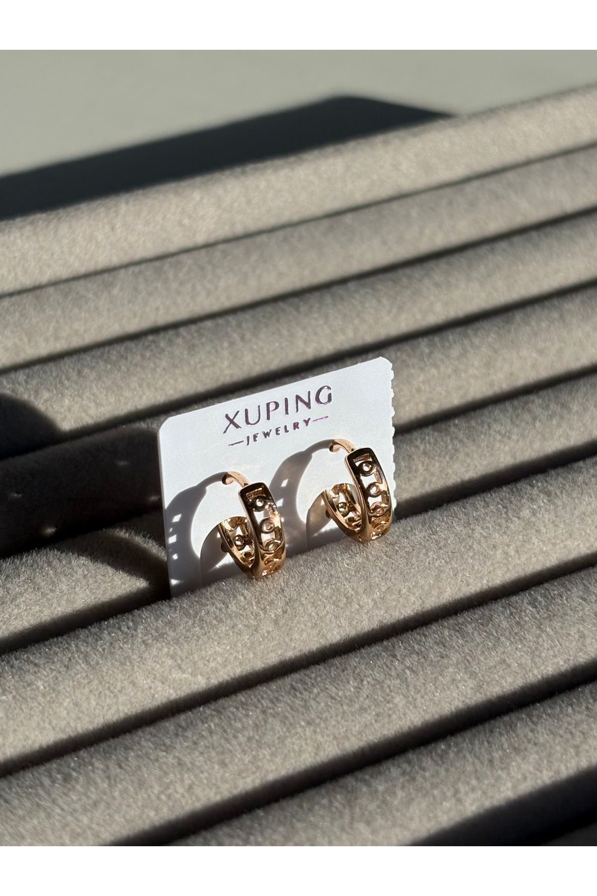 ETERNAL SUNSHINE Xuping Çelik Küpe Kadın Rose Gold Altın Kabartma Desenli Halka Küpe Riva Model Şık & Modern Tasarım