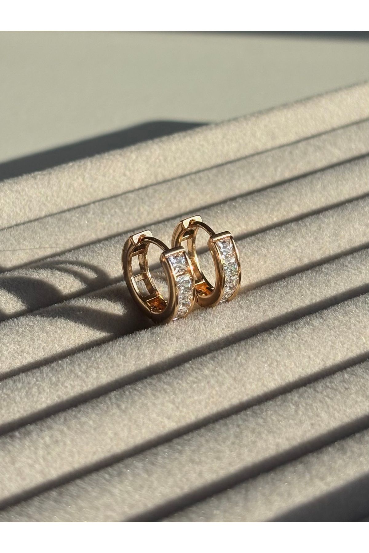 ETERNAL SUNSHINE Xuping Çelik Küpe Kadın Rose Gold Altın Renk Taşlı Küpe Işıltılı Halka Model Eternal Sunshine