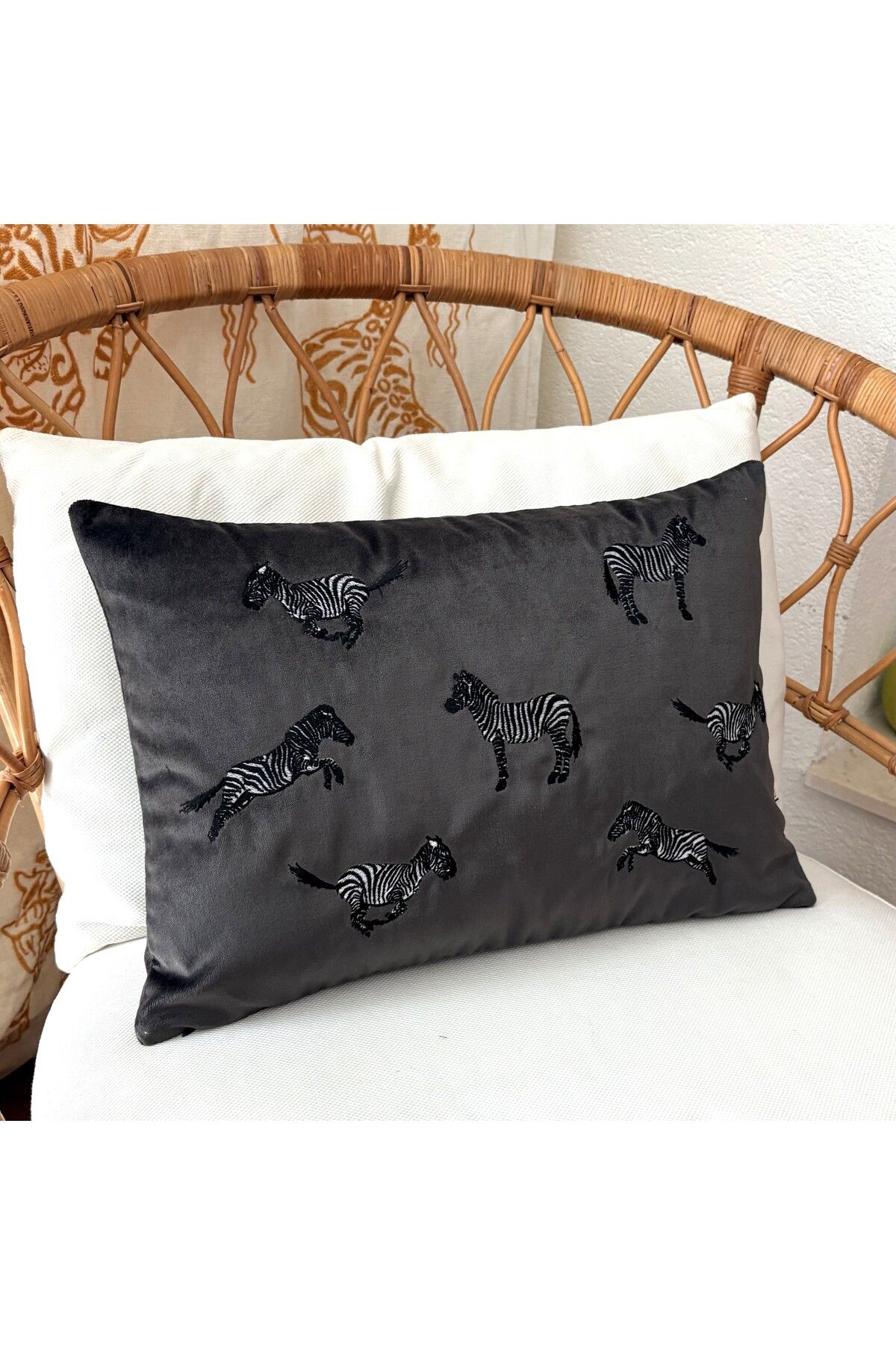ge living Dekoratif Zebra Desenli Antrasit Kadife Kırlent Kılıfı ( 35 cm x 50 cm )