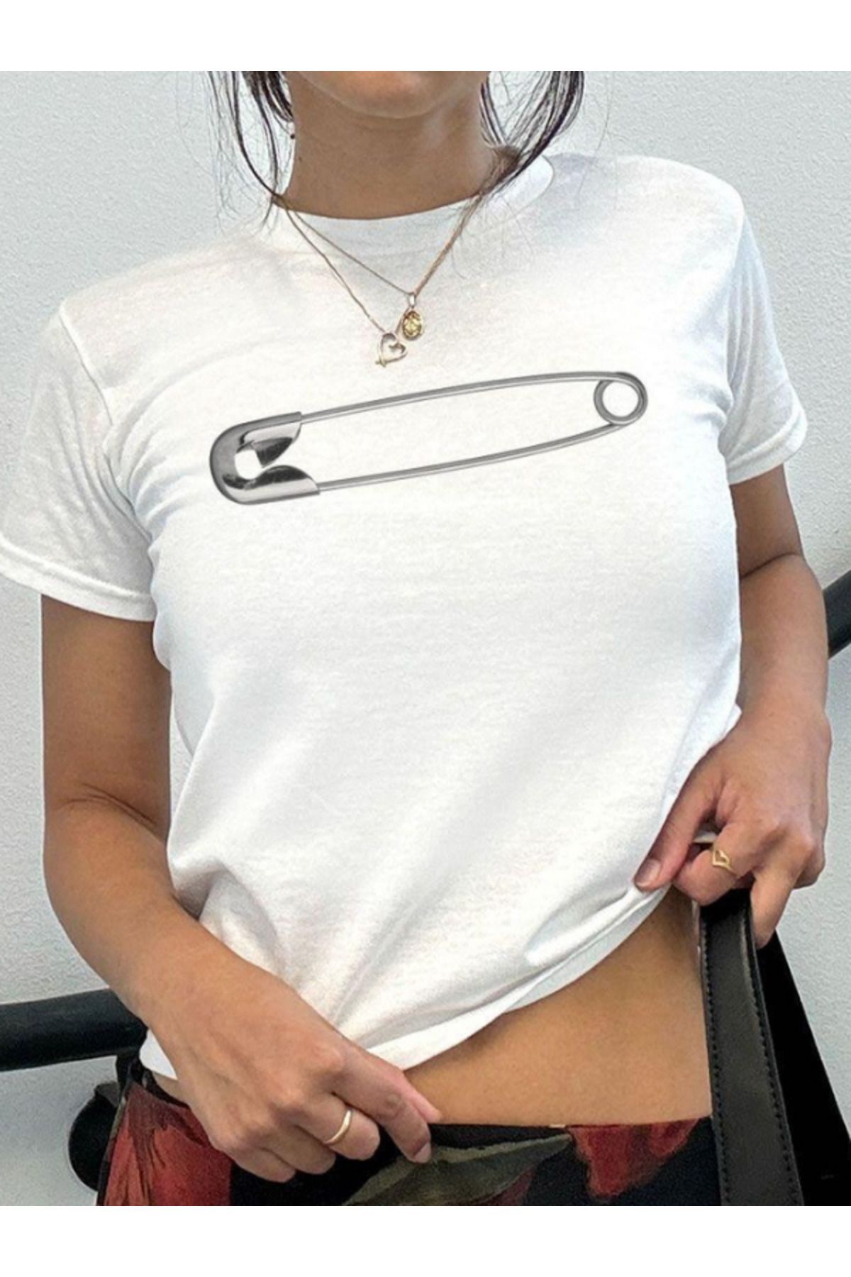 DEEFWEAR DREICH CENGELLİ İĞNE BASKILI BEYAZ CROP