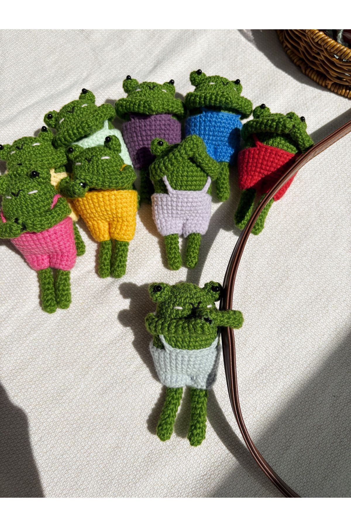 Sustaina Craft Kurbağa Amigurumi Çanta Charmı, Sarılan Kurbağa Çanta Süsü