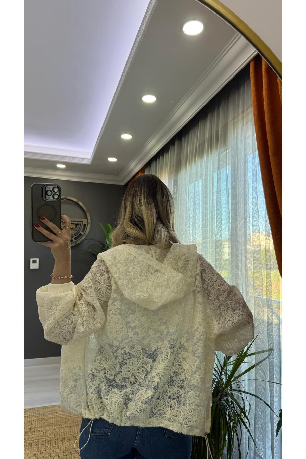 SEVİNÇ GÜNGÖR Kapuşonlu güpürlü ceket Krem