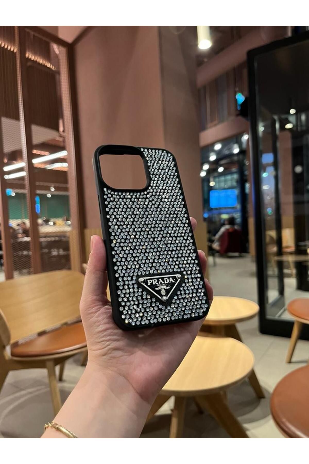 Serena Company iPhone 15 Pro Max Marka Detaylı Taşlı Siyah Kabartmalı Telefon Kılıfı