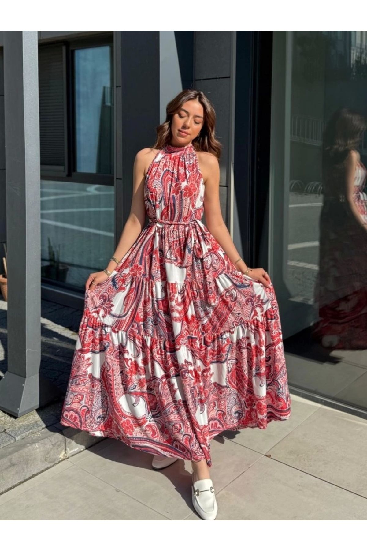 Butik Kadın Halter Yakalı Omuzlardan Açık Kuşaklı Maksi Boy Desenli Süprem Elbise