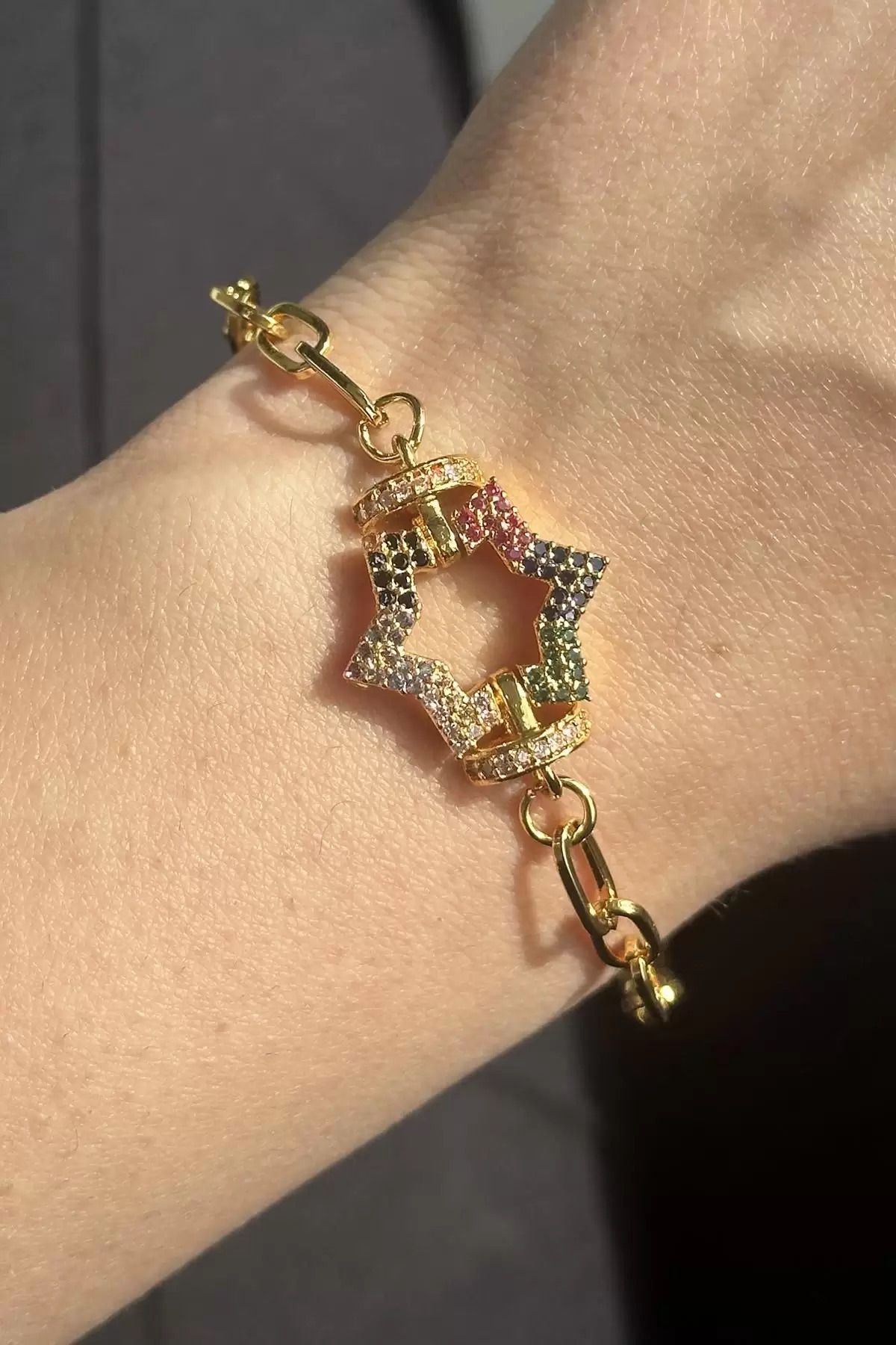 Vitastyle Gold Renk Yıldız Figürlü Renkli Taş Detaylı Çelik Bileklik