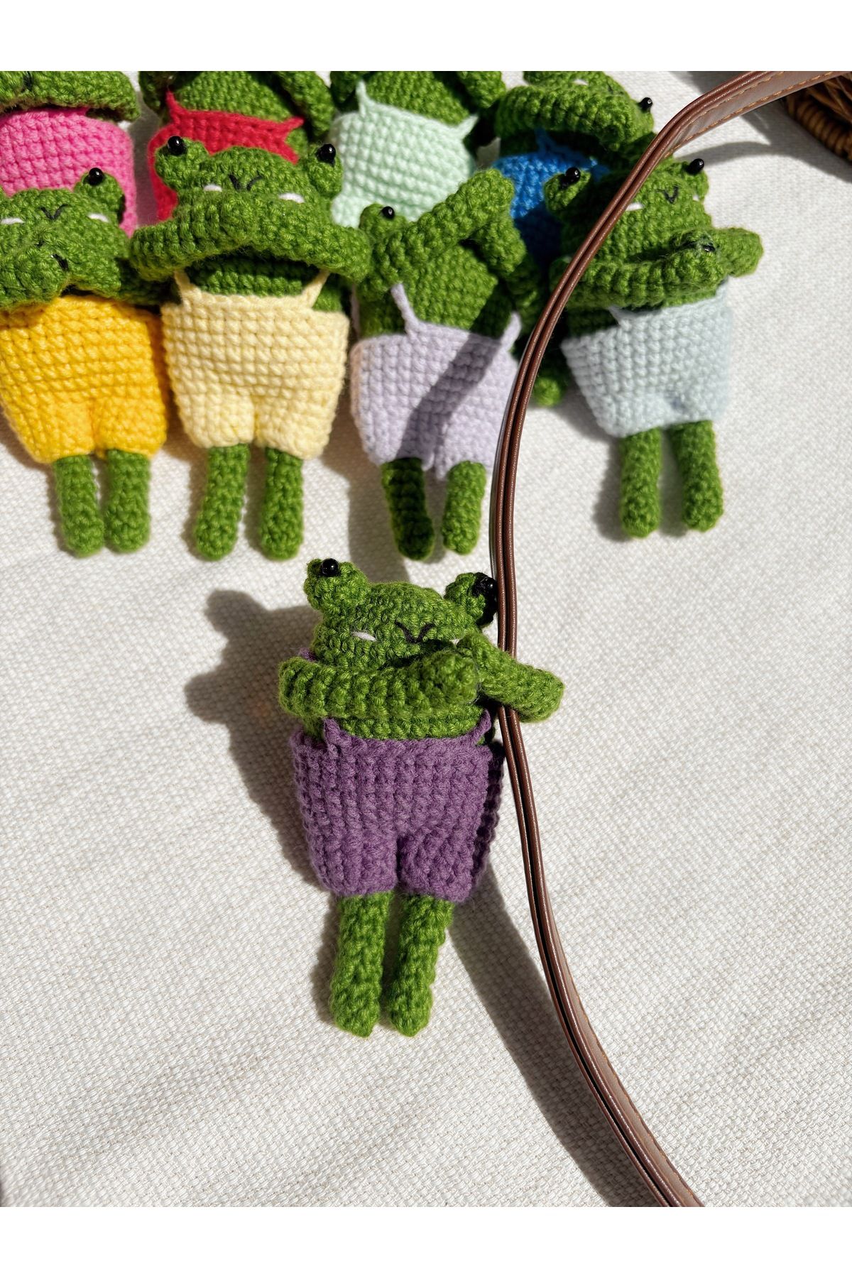 Sustaina Craft Kurbağa Amigurumi Çanta Charmı, Sarılan Kurbağa Çanta Süsü