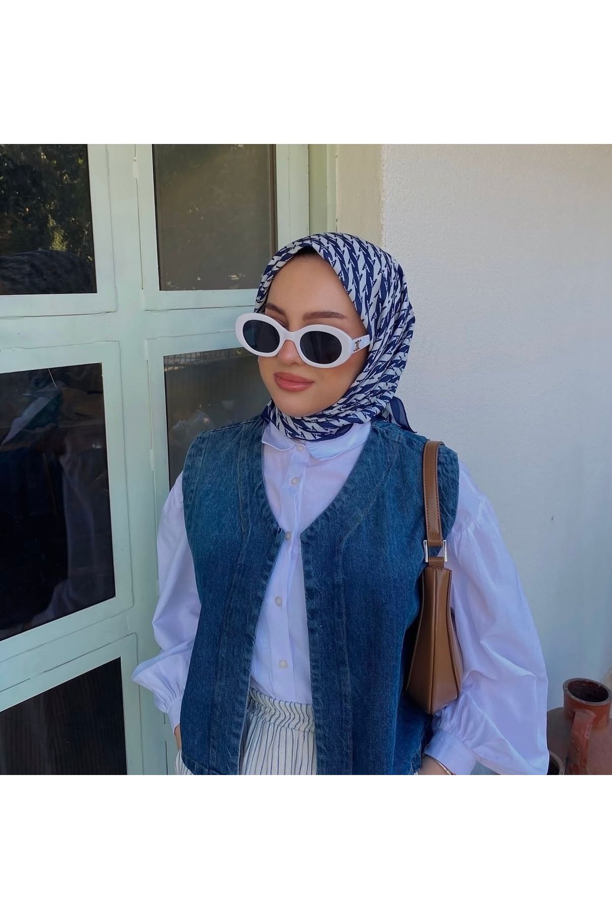ARMANDA A logolu lacivert beyaz eşarp