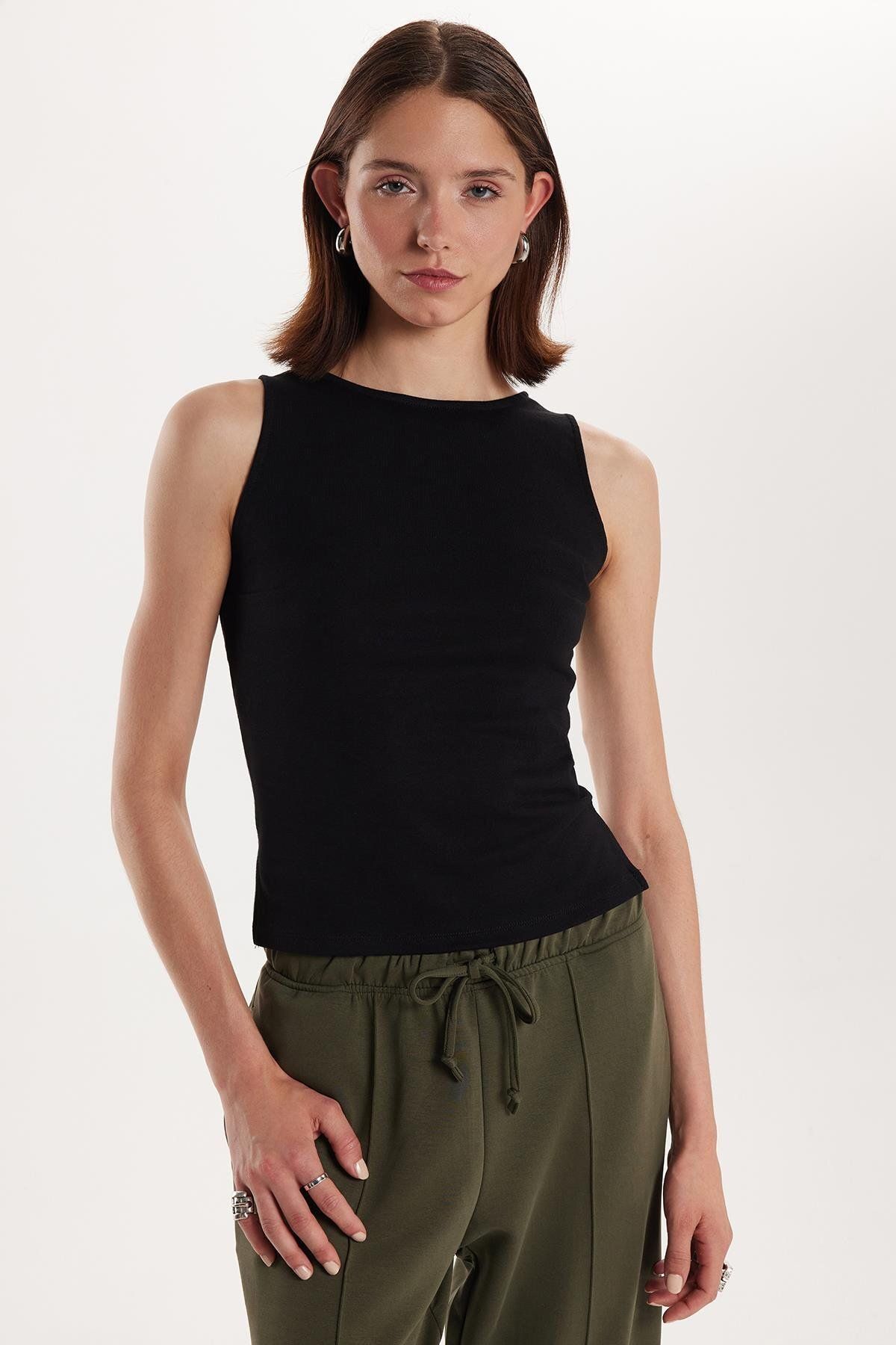 Tudors Kadın Slim Fit Dar Kesim Bisiklet Yaka Düz Basic Siyah Bluz