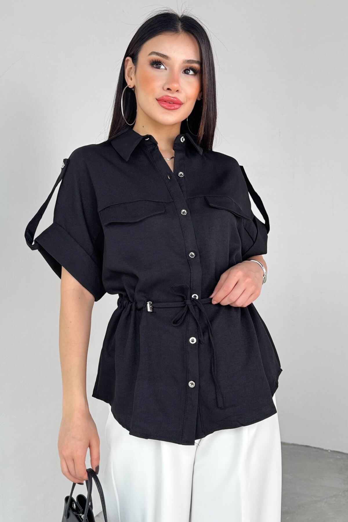 Cappmoda GML-10263 Siyah Bel Bağlamalı Kol Düğme Detaylı Kısa Kol Gömlek
