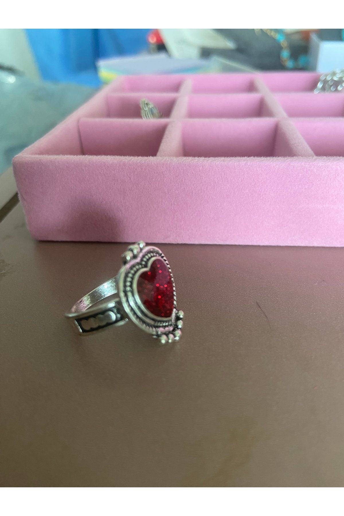 BaublesNme Kalp desenli kırmızı epoksi yüzük, vintage esintili metal çerçevesiyle