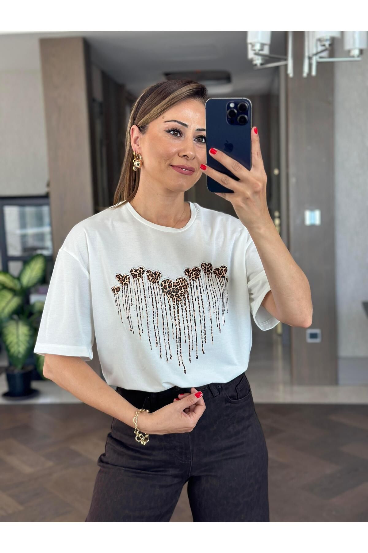 Forlady4 Beyaz Leopar Desen Çok Kalpli Bisiklet Yaka Kadın T-Shirt