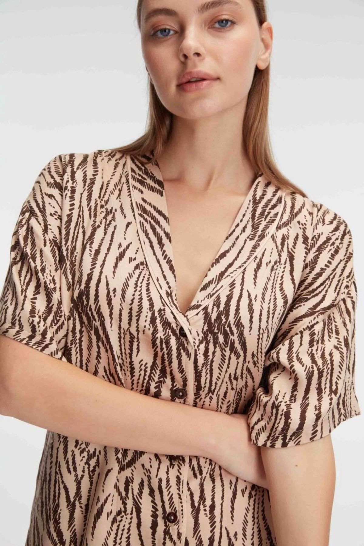 Moda Şahsenem Anıl 9898 Kısa Kol V Yaka Kadın Viskon Desenli Yazlık Dokuma Normal Bel Kısa Pijama Takımı