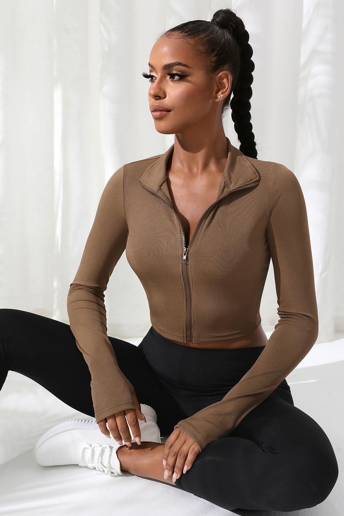 Moda Şahsenem Kadın Kahverengi Uzun Kol Fermuarlı Parmak Geçme Detaylı Dik Yaka Crop Top Bluz