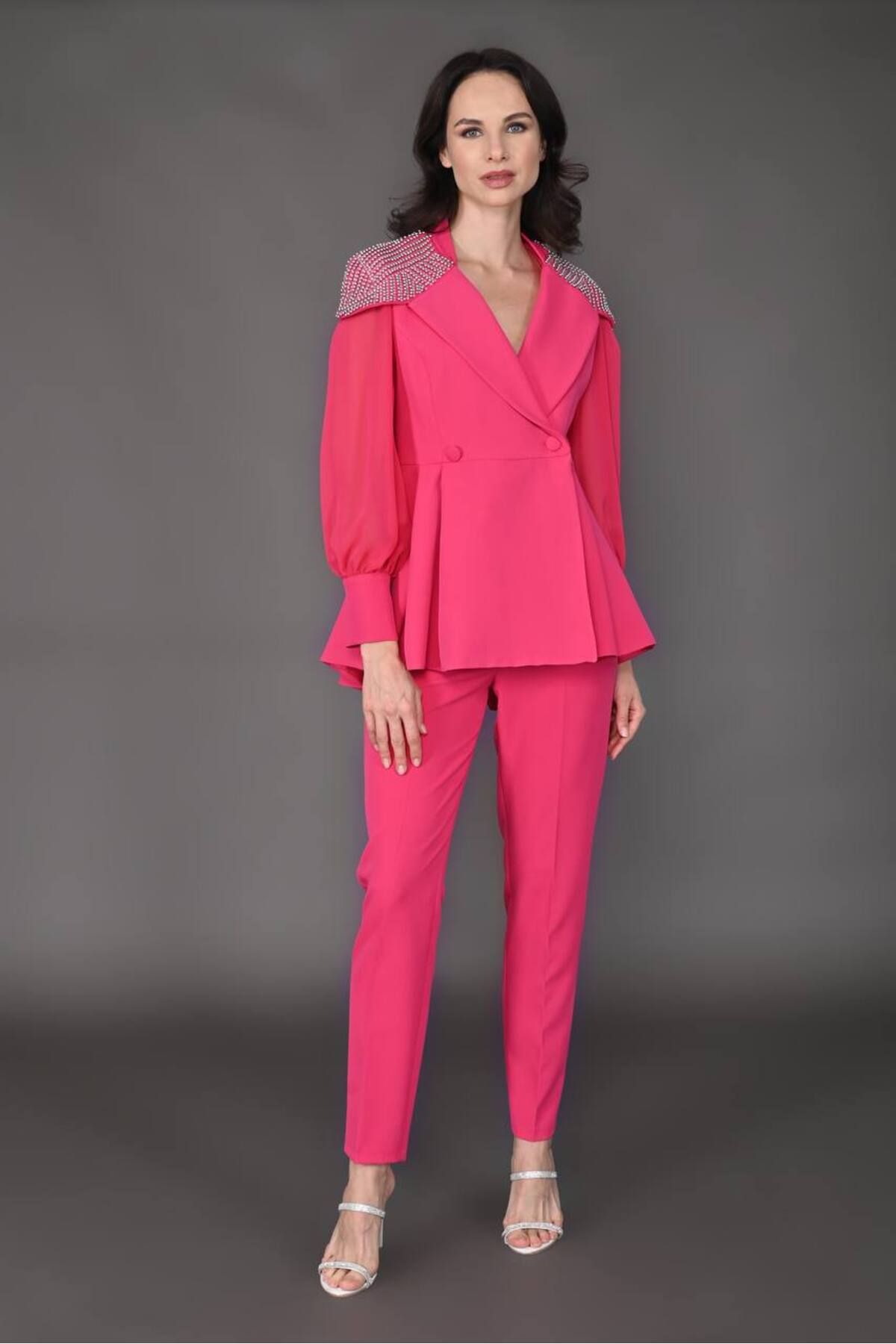 Raneem Butik Şıklığın yeni tanımı . İnci detaylı, şifon kollu, siyah özel tasarım takım