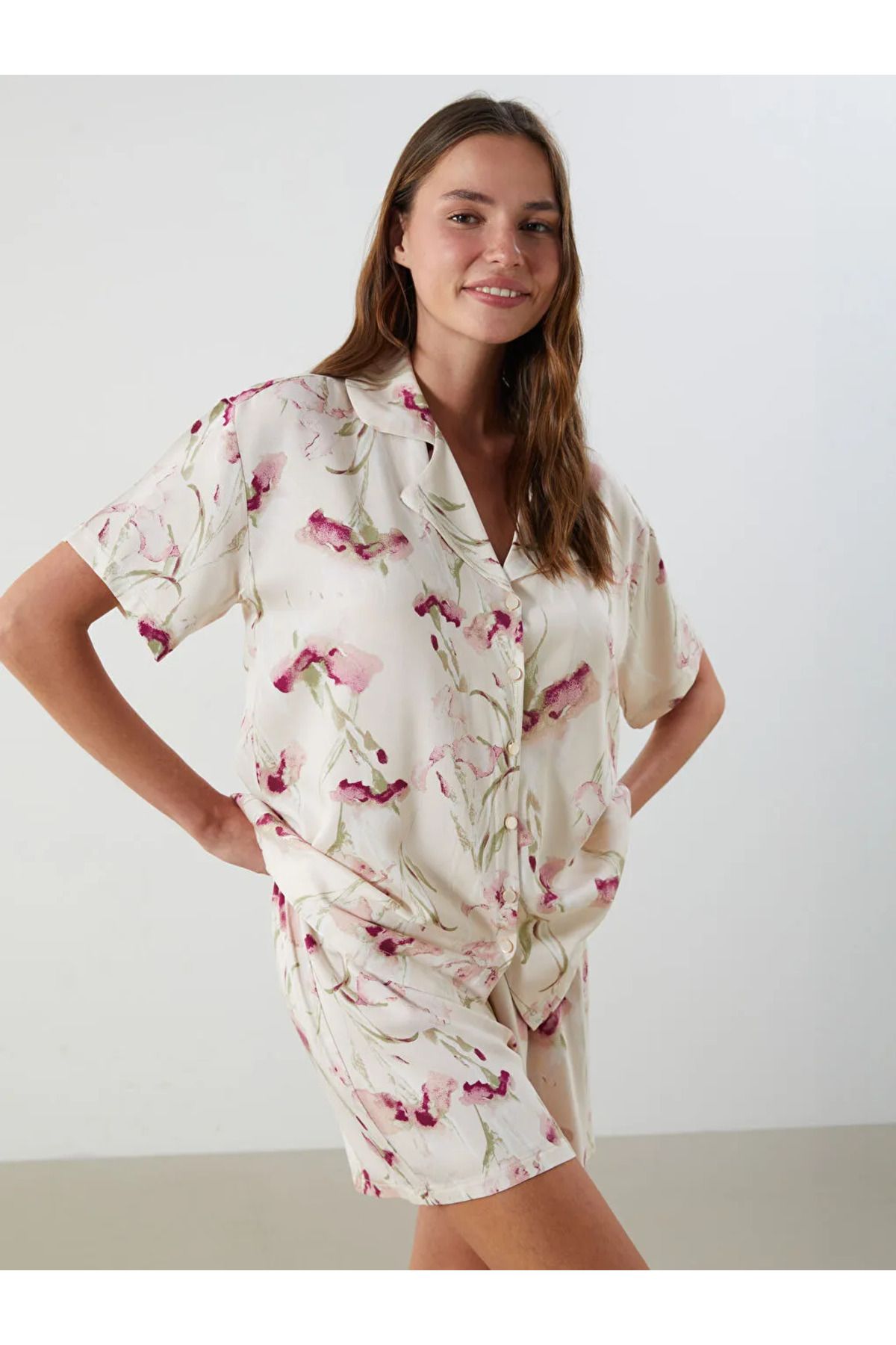 LC Waikiki LCW DREAM Ekru Gömlek Yaka Çiçekli Kadın Şortlu Pijama Takımı