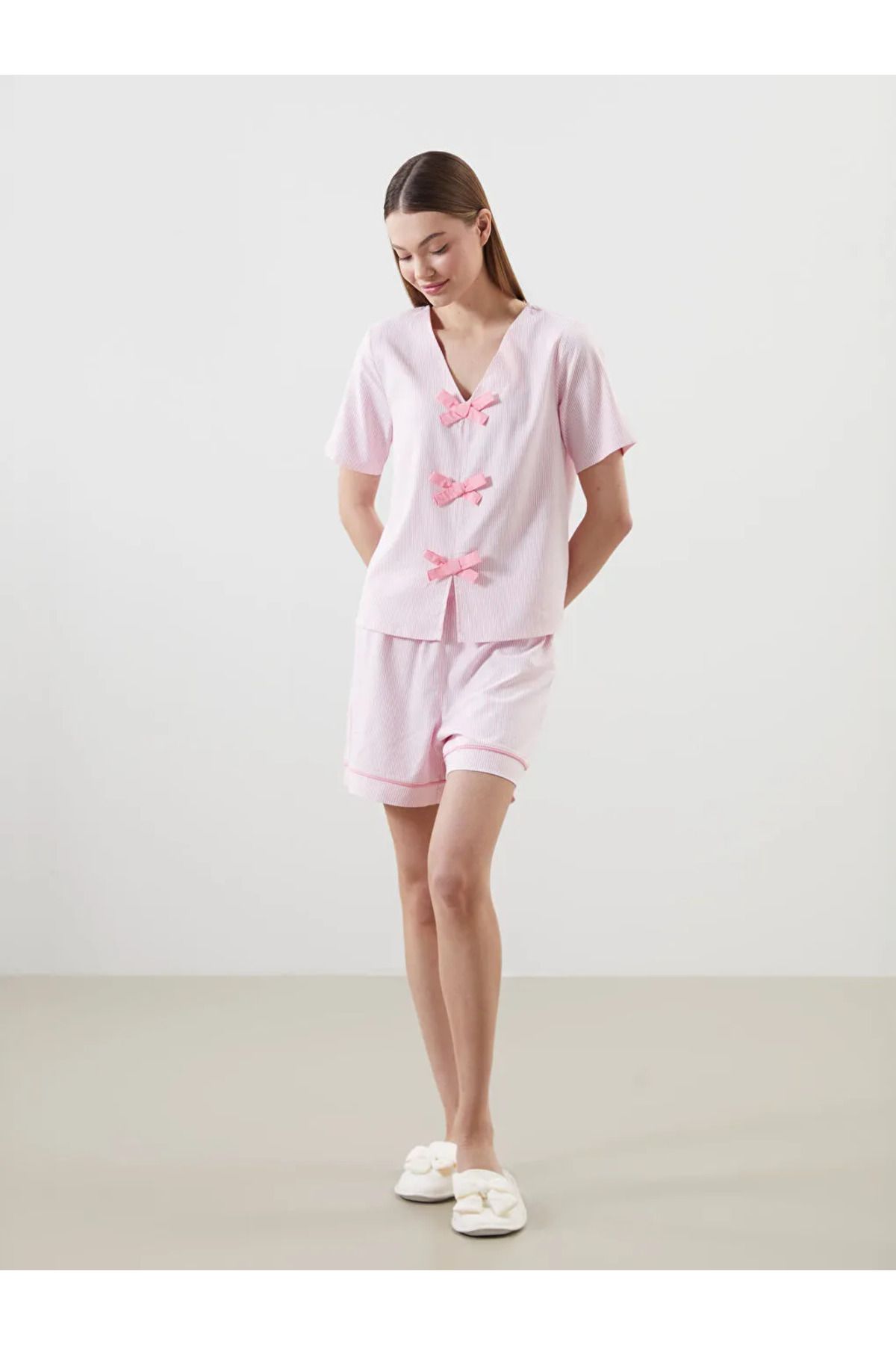 LC Waikiki LCW DREAM Pembe V Yaka Çizgili Kadın Şortlu Pijama Takımı
