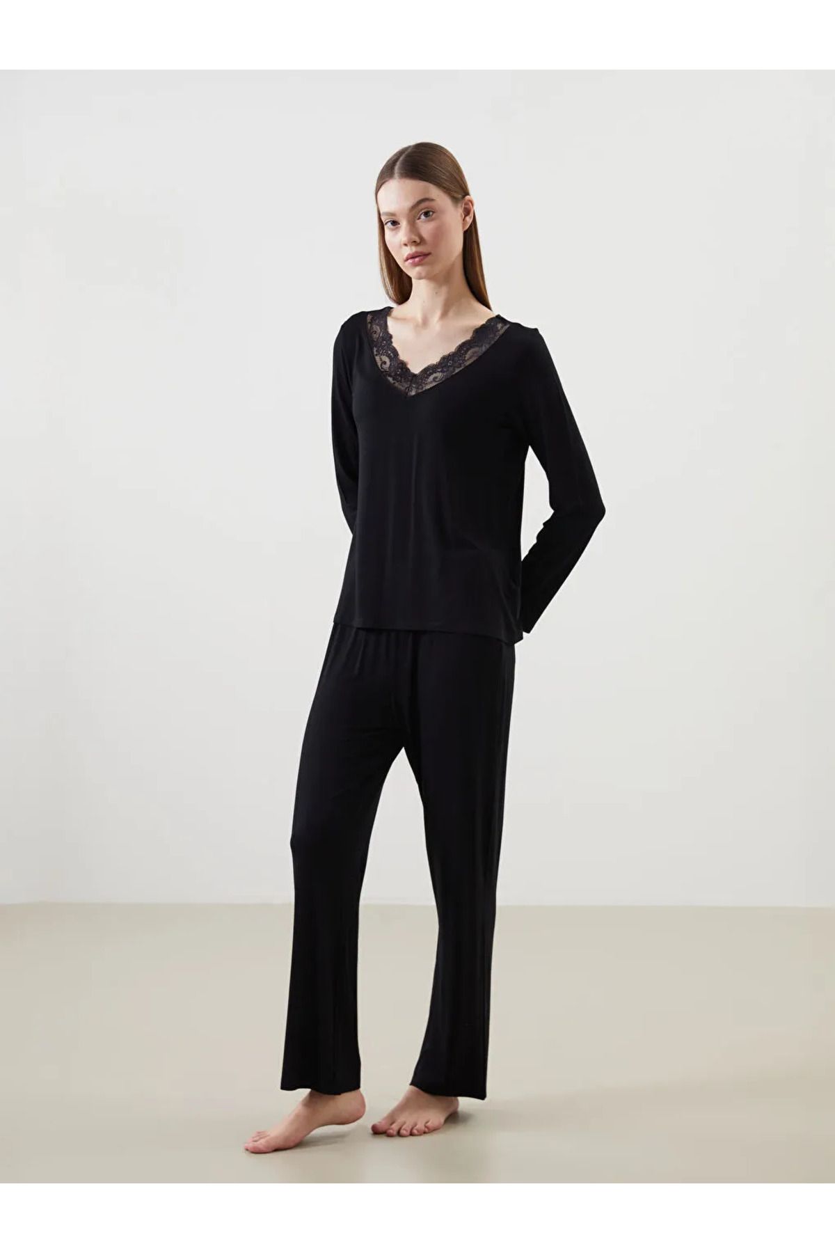 LC Waikiki LCW DREAM Siyah V Yaka Kadın Pijama Takımı
