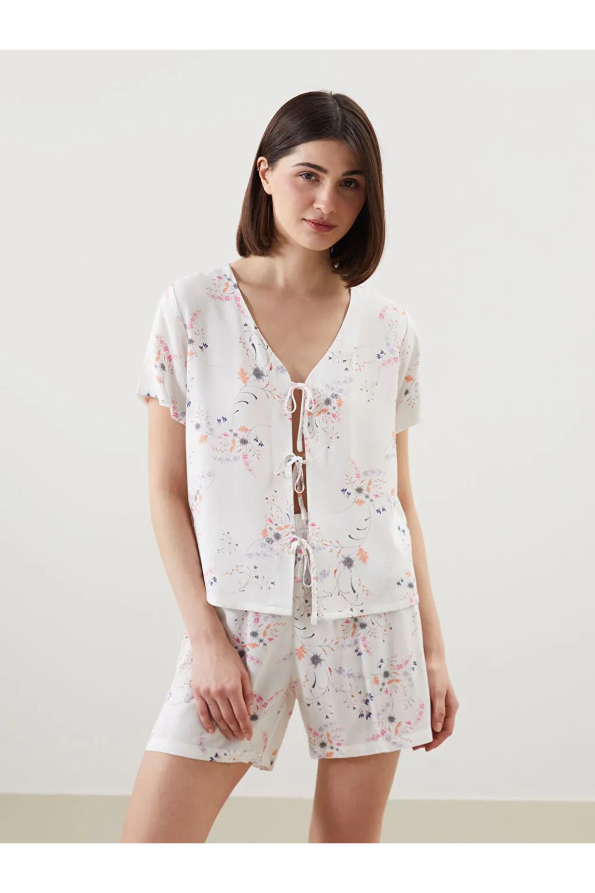 LC Waikiki LCW DREAM Ekru V Yaka Çiçekli Kadın Şortlu Pijama Takımı