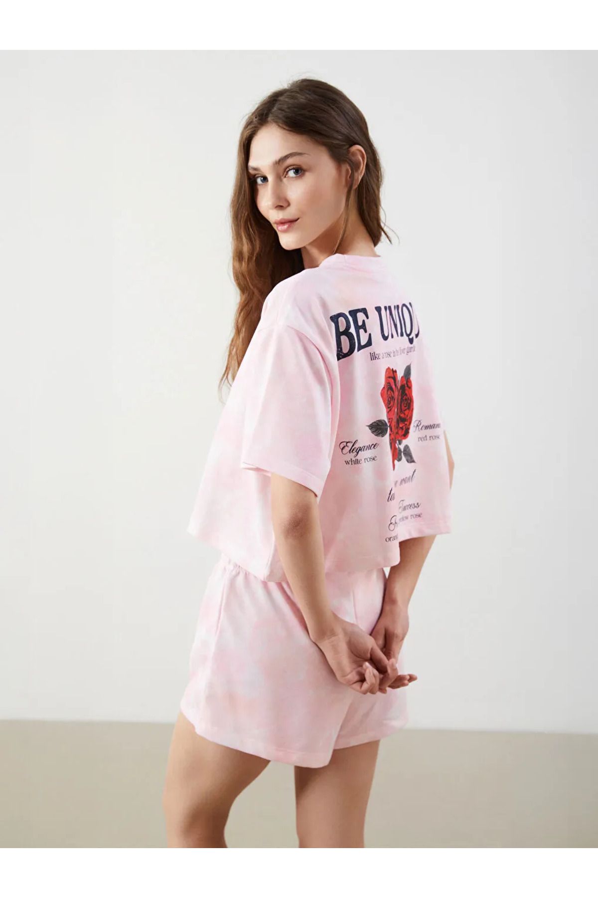 LC Waikiki LCW Young Pembe Bisiklet Yaka Baskılı Kadın Şortlu Pijama Takımı