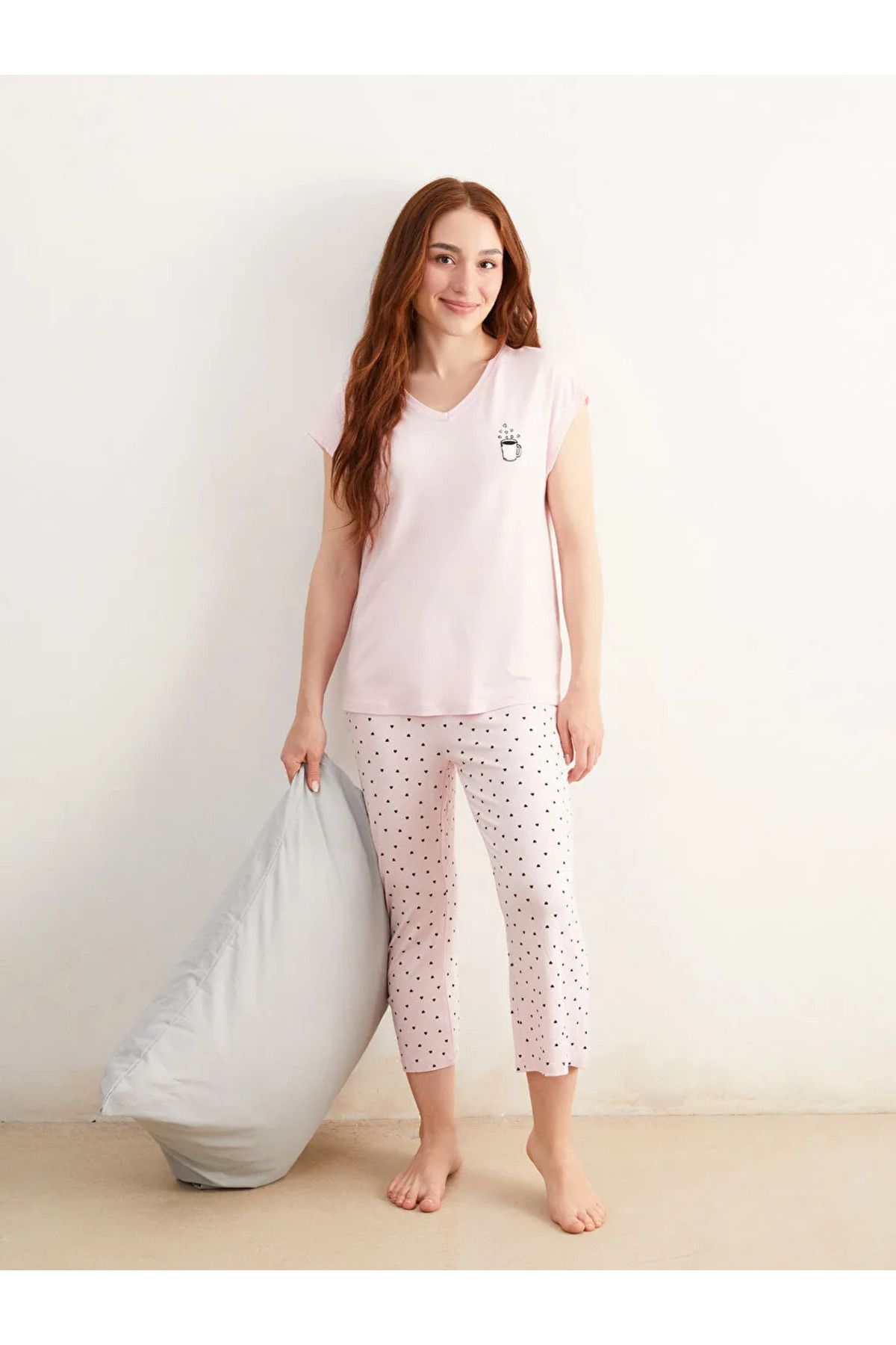 LC Waikiki LCW DREAM Pembe Petite V Yaka Baskılı Kadın Kaprili Pijama Takımı