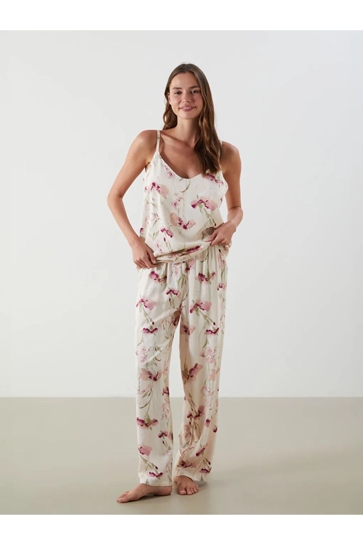 LC Waikiki LCW DREAM Ekru V Yaka Çiçekli Askılı Kadın Pijama Takımı