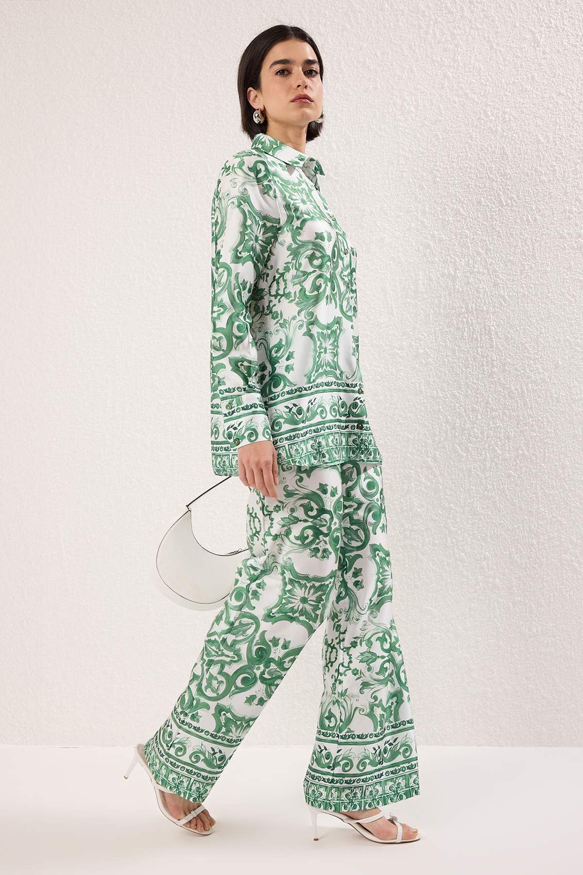 Trendyol Modest-Mintfarbenes, gemustertes, gewebtes Satin-Unter- und Oberteil-Set TCTAW25US00081 2