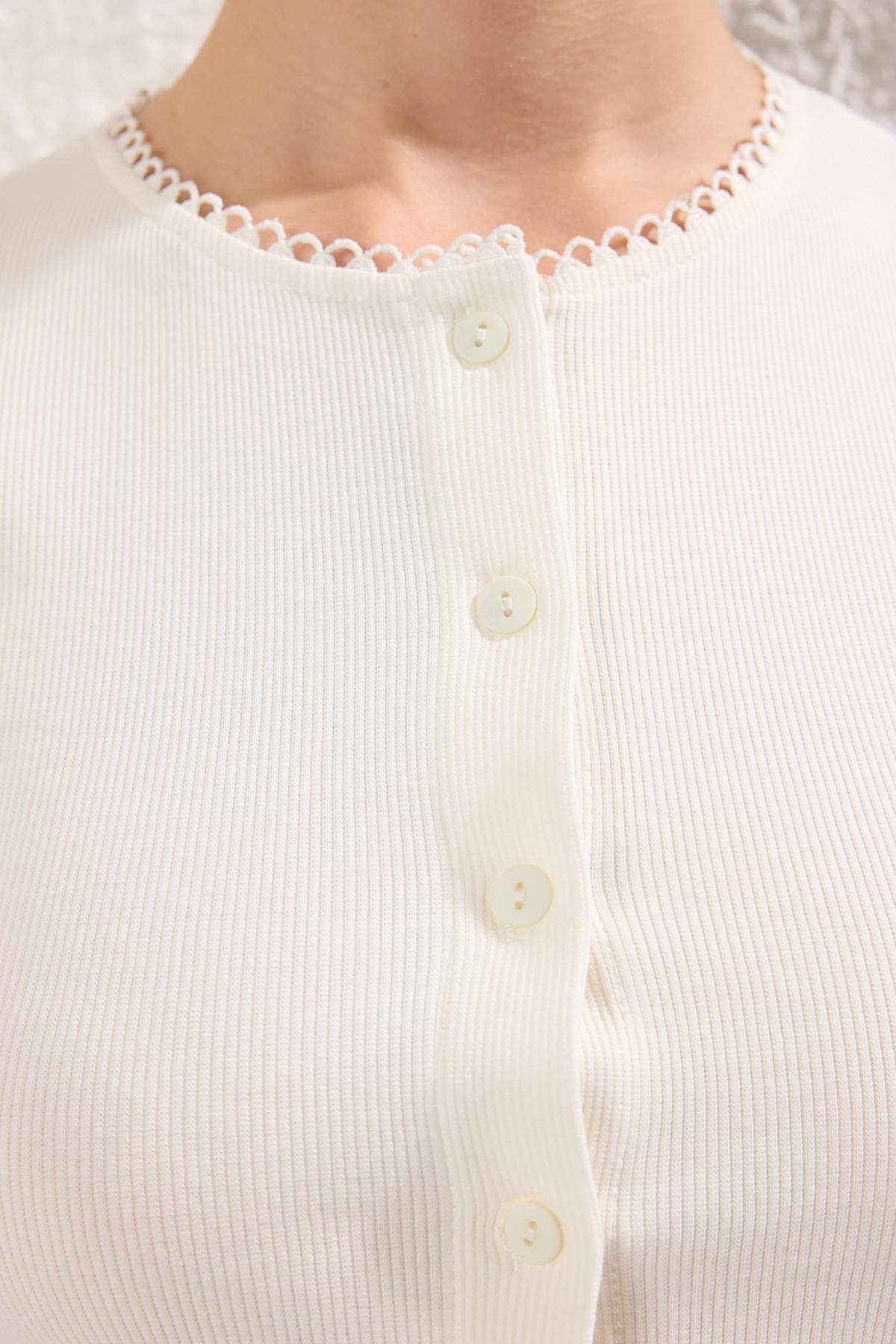 Trendyolmilla  Ekru Düğmeli Vücuda Oturan Bisiklet Yaka Kısa Kol Fitilli Esnek Örme Bluz TWOSS25BZ00548 - Görsel 3