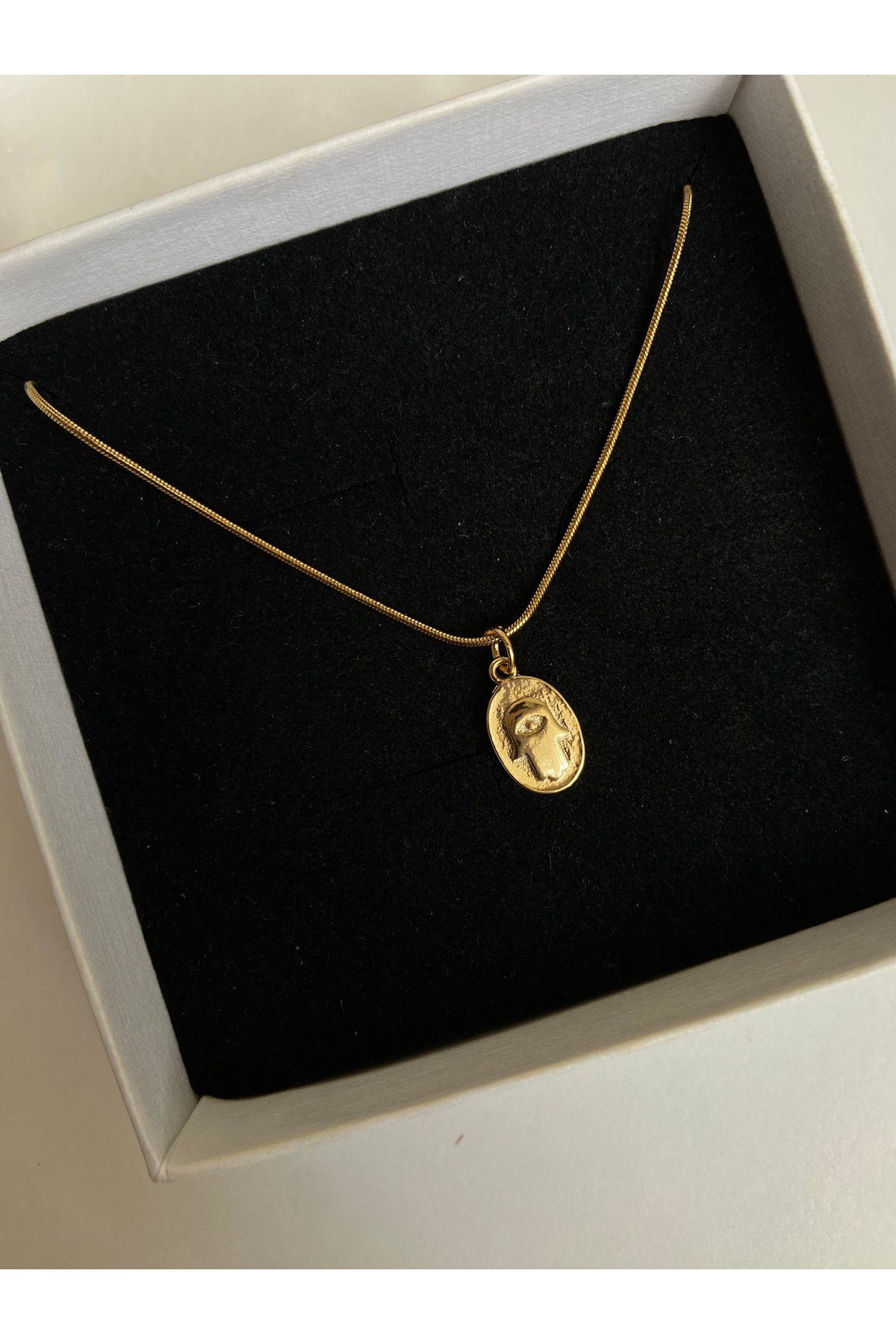 Hamsa Gold Renk Plaka Çelik Zincirli Kadın Kolye (45 Cm) – Sevgililer Günü Özel - Detay Görseli 4