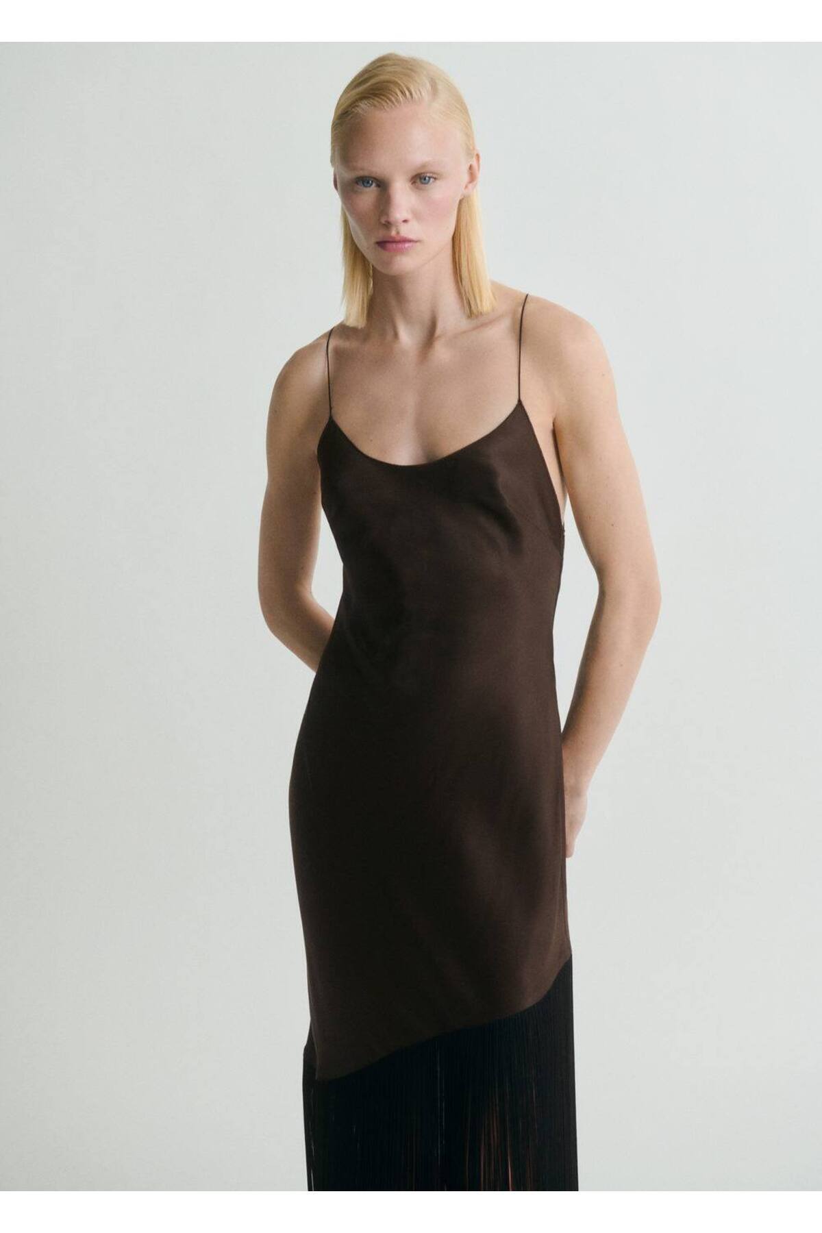 Püsküllü asimetrik saten elbise