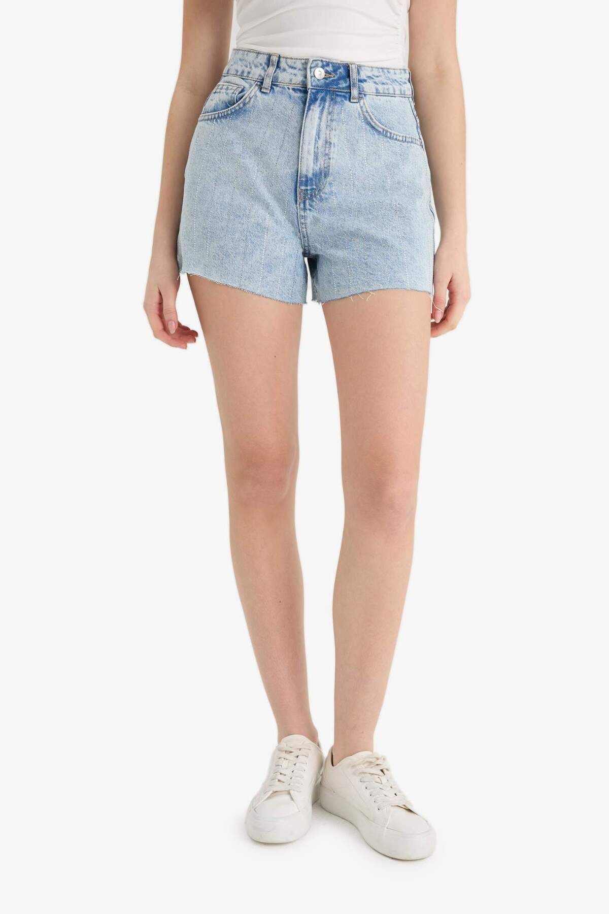DeFacto Mom Fit Yüksek Bel Paça Ucu Kesik Jean Şort E0527AX25SM