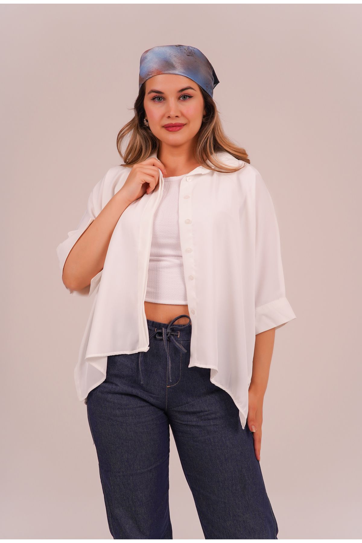 kazarina kadın beyaz oversize truvakar kollu kısa gömlek