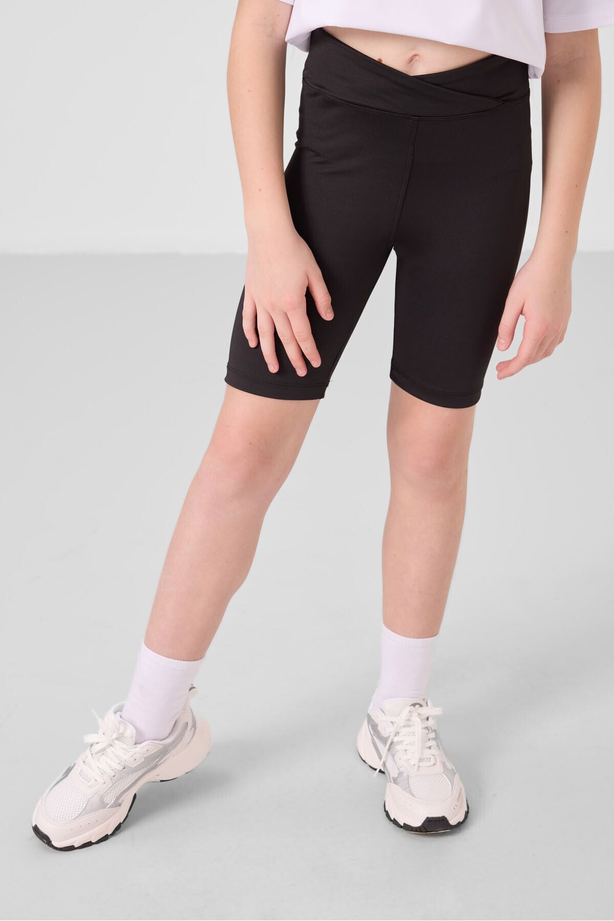 TOMMY LIFE Beyaz-Siyah V Yaka Kemer Detaylı Standart Fit Performans Kız Çocuk Tayt Takım - 75187