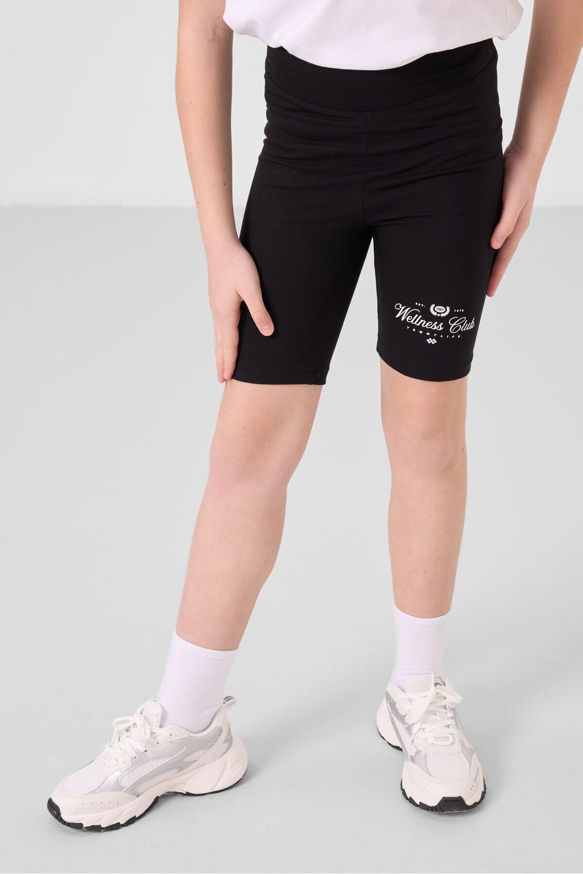 TOMMY LIFE Beyaz-Siyah Pamuklu O Yaka Standart Fit Baskılı Kız Çocuk Tayt Takım - 75190
