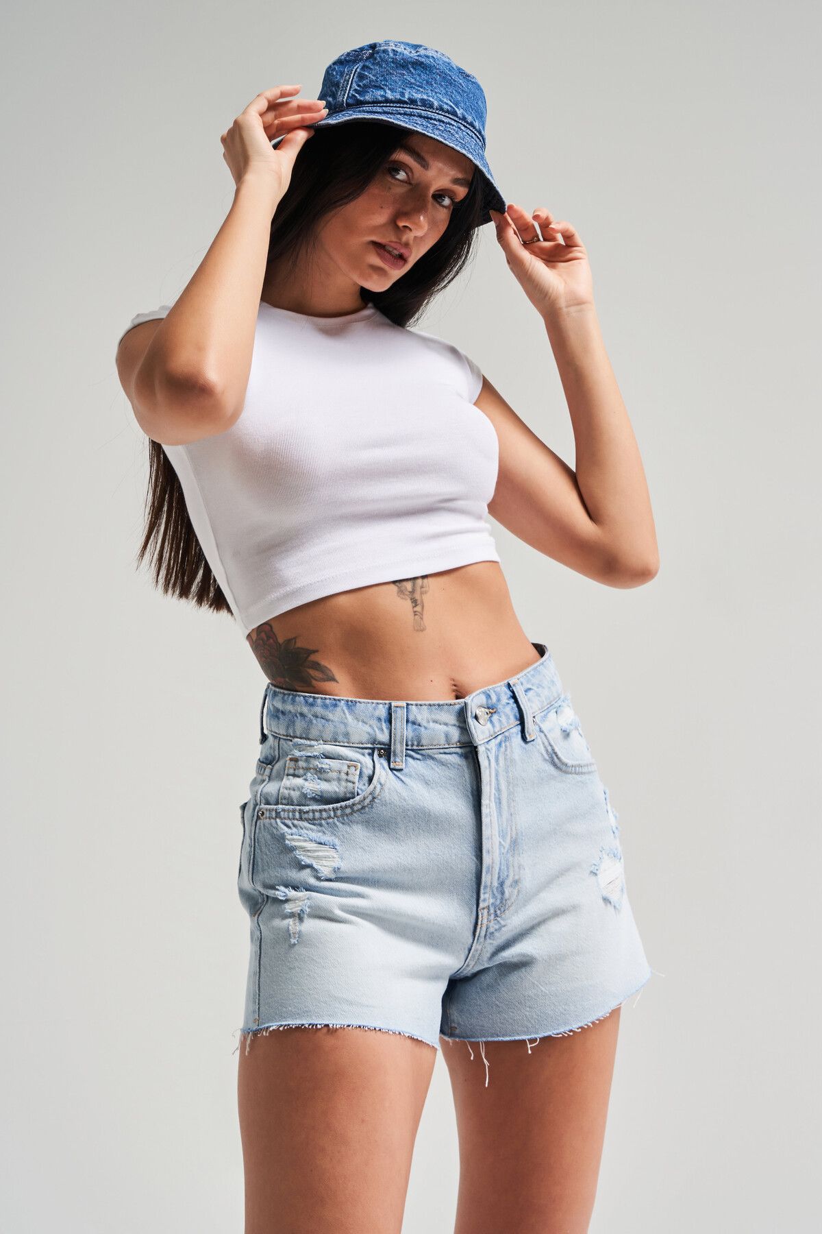its basic Kadın Snow Kot Rengi 10s5-3 Mini Boy Yırtık Detaylı Püsküllü Paça %100 Koton Denim Şort