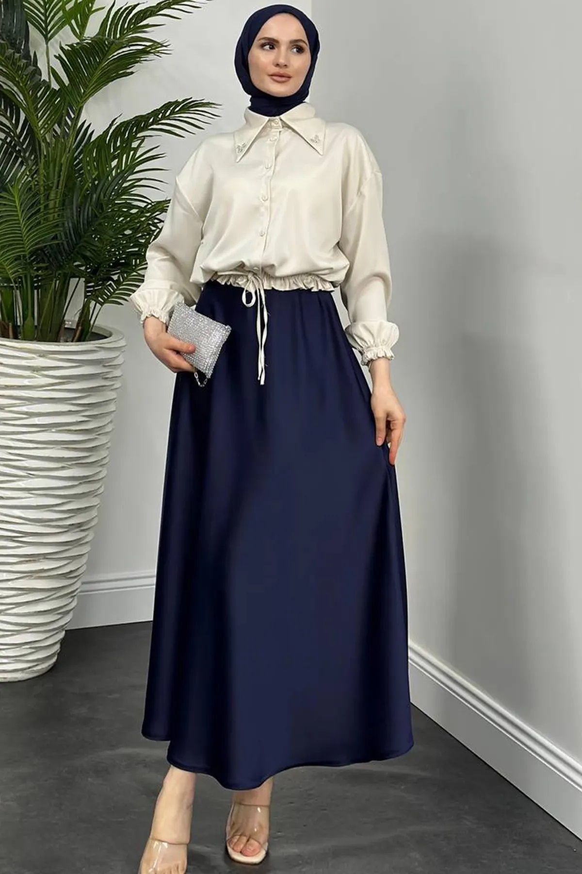 Trendy Butik Kadın Yaka Kelebek Detaylı Büzgülü Saten Gömlek- Bej