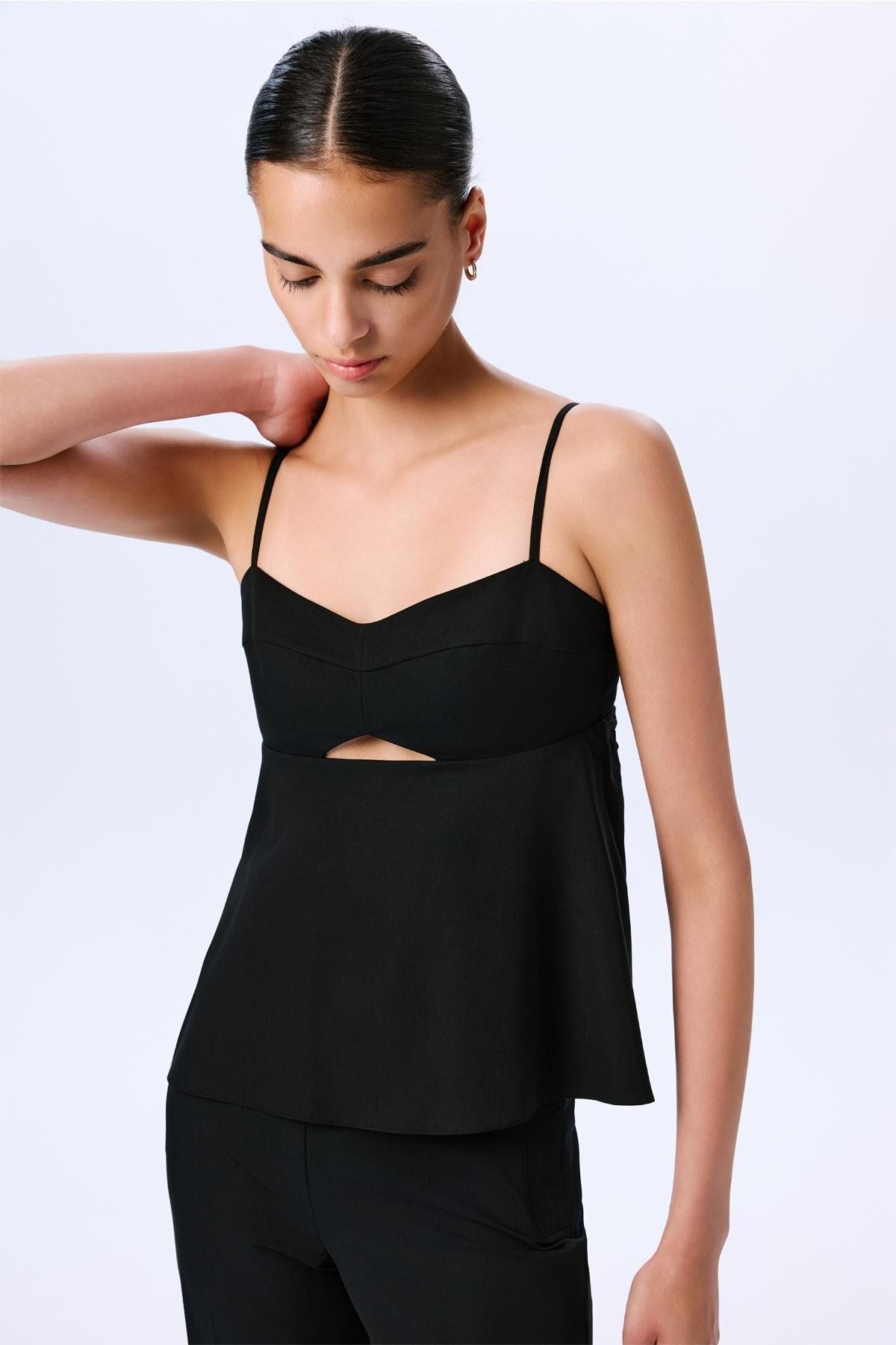 rue. Degaje Detaylı Askılı Siyah Bluz