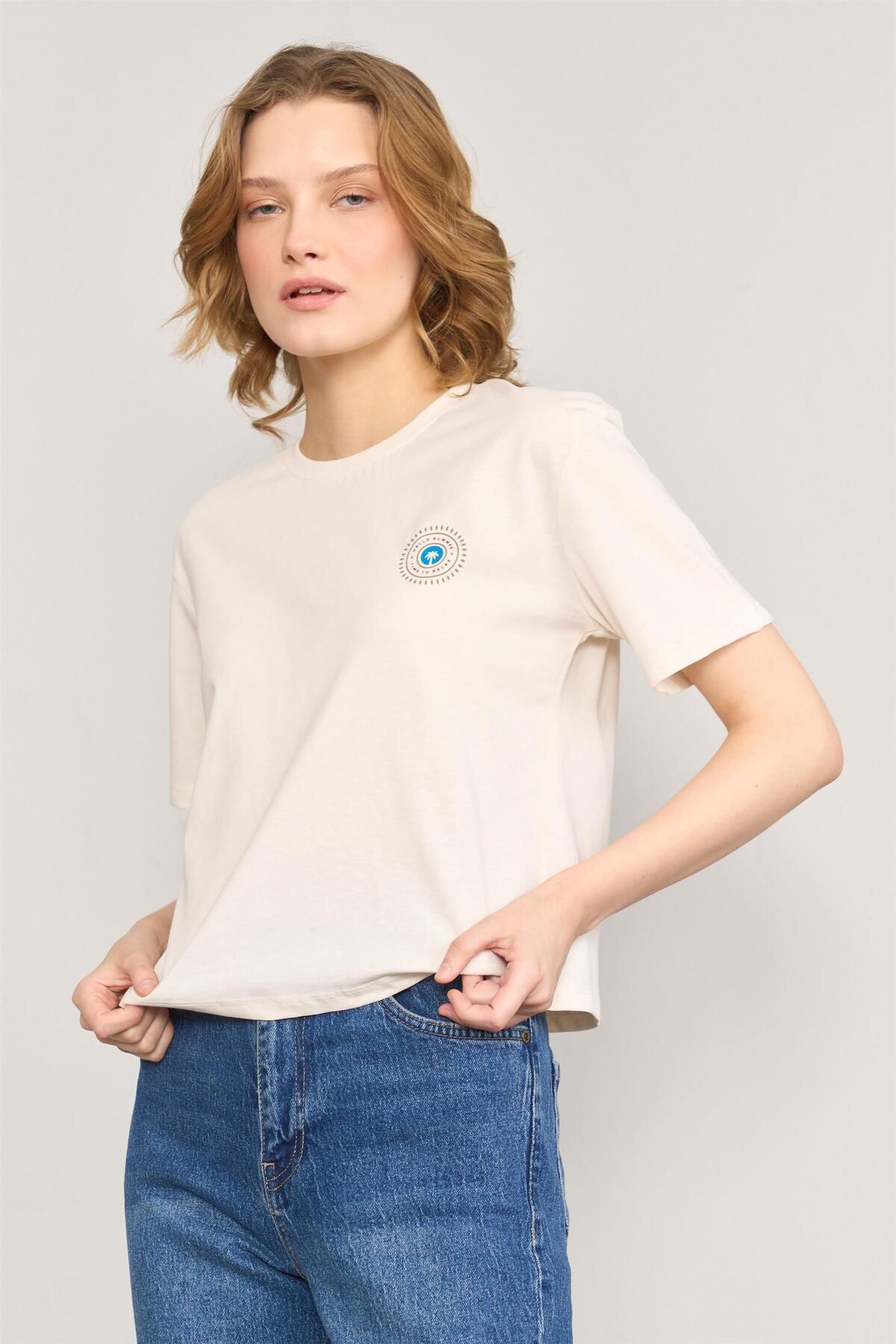 FİTHİT Çetinkaya Fithit 8336 Bisiklet Yaka 30/1 Compact Penye Süprem Baskılı Crop T-shirt Koyu Krem