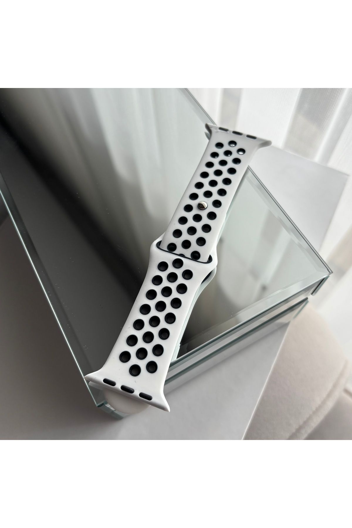 sayecase Apple Watch 6/7/SE/8/9 Serisi Uyumlu 42-44-45-49 MM Delikli Silikon Kordon